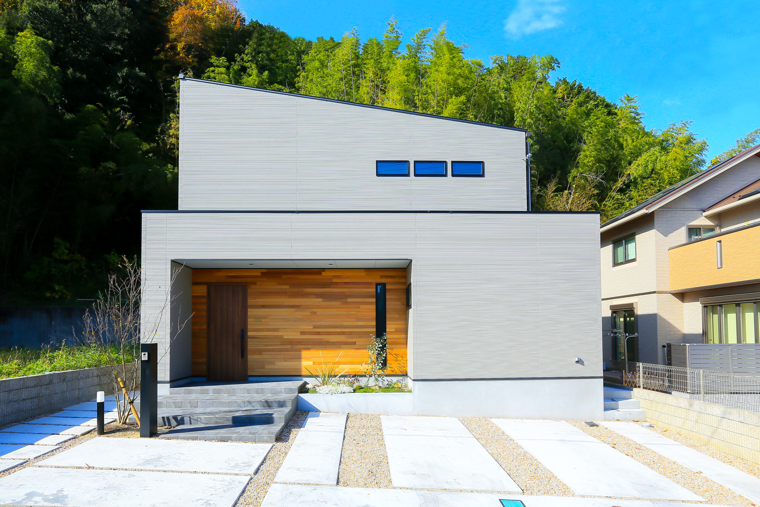 借景の自然を取り込むリビングのあるお家