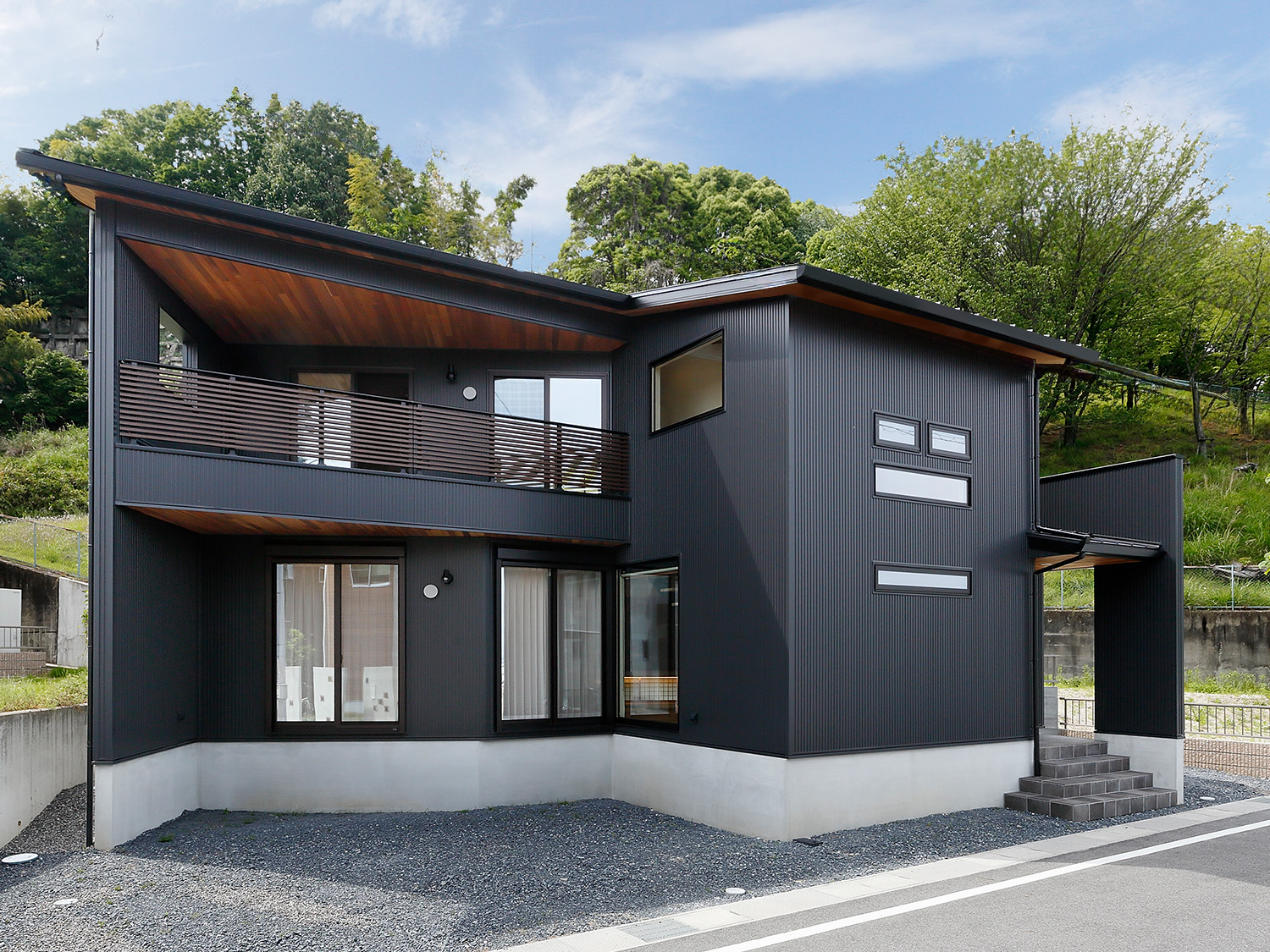 三角地に建つ木の香るお家